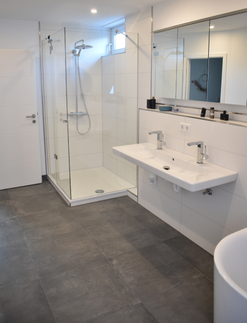 dusche-waschbecken-fliesen.jpg