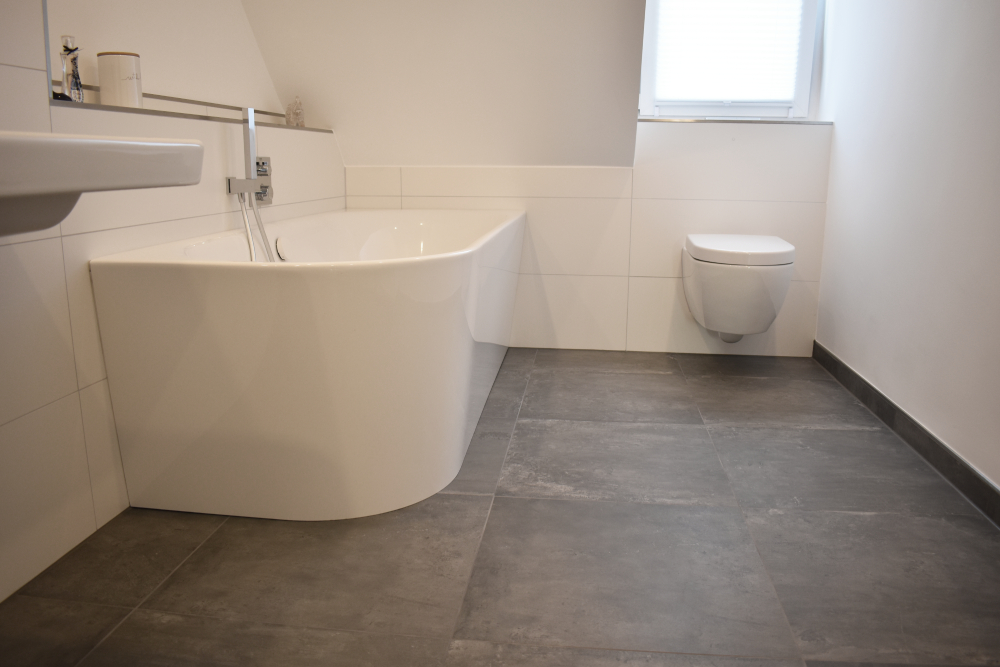 fliesen-badewanne-toilette.jpg