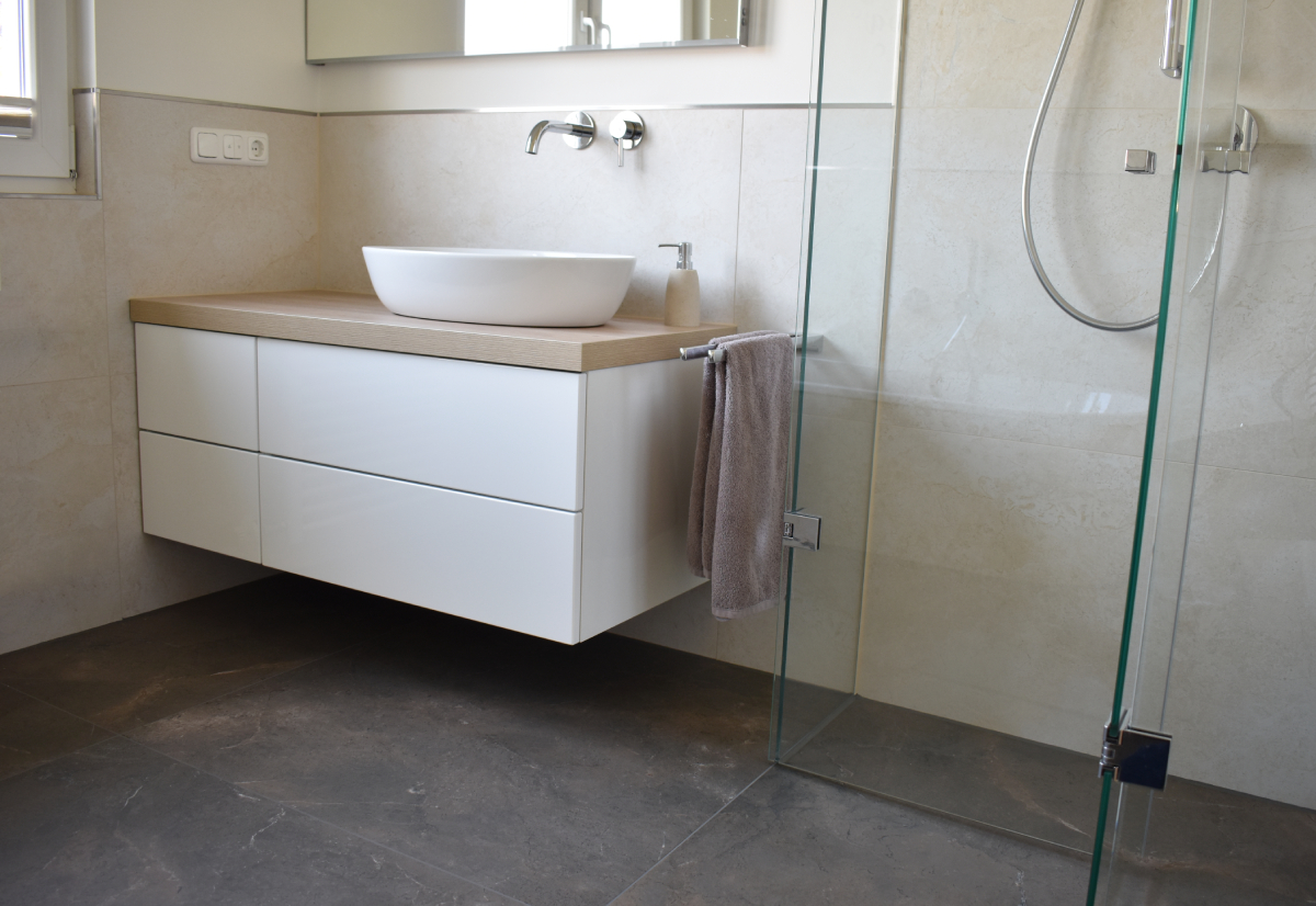 bad-fliesen-waschbecken-dusche.jpg