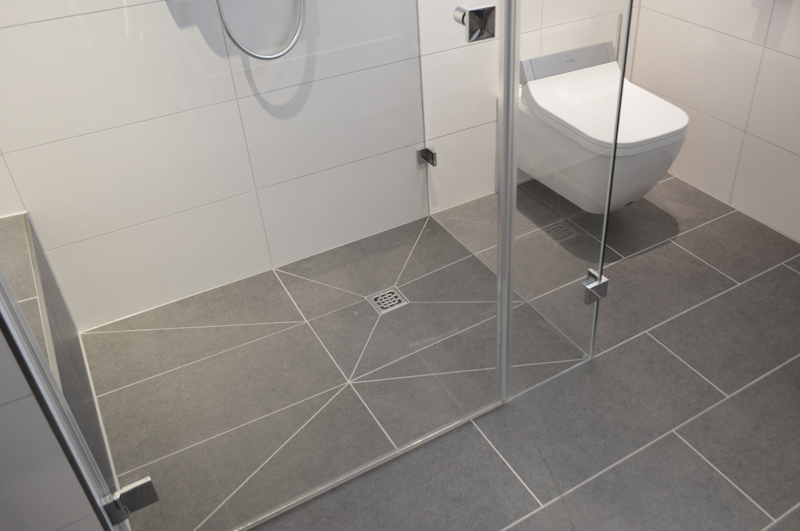 Modernes Bad in Grau-Weiß