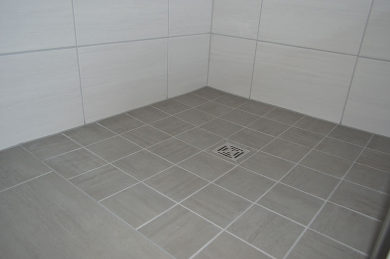 dusche-graues-mosaik.jpg