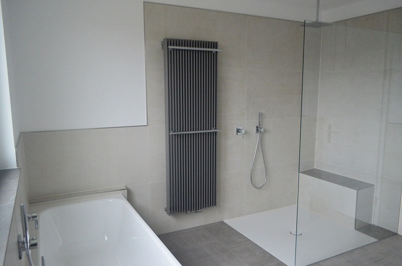 Halbhoch Geflieste Bader - minimalistisches Interieur